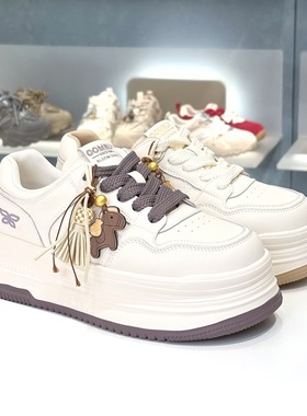 COMELY康莉2026厚底圆头马年挂件串珠流苏系带休闲板鞋女KBH61153