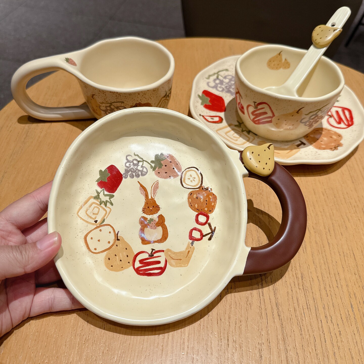 手绘涂鸦风水果陶瓷餐具手把盘图片