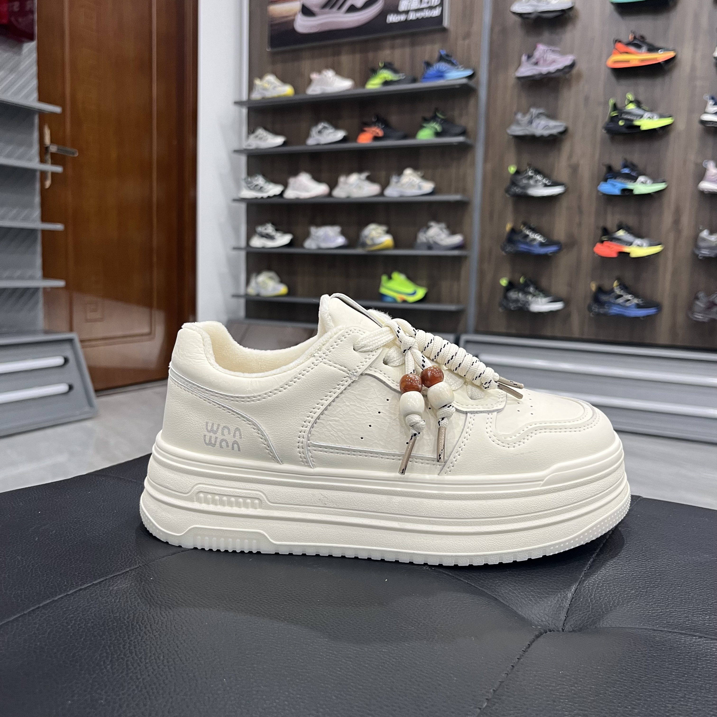 2025冬季款休闲保暖加绒板鞋女学生时尚舒适休闲黑白小白鞋女生