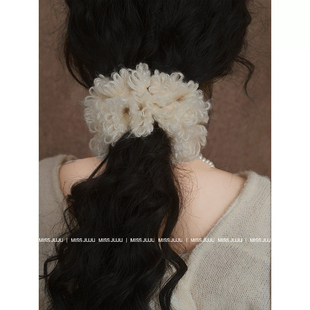 MISS JU丨毛绒软糯发圈半扎发慵懒风发绳秋冬氛围感百搭头发饰女