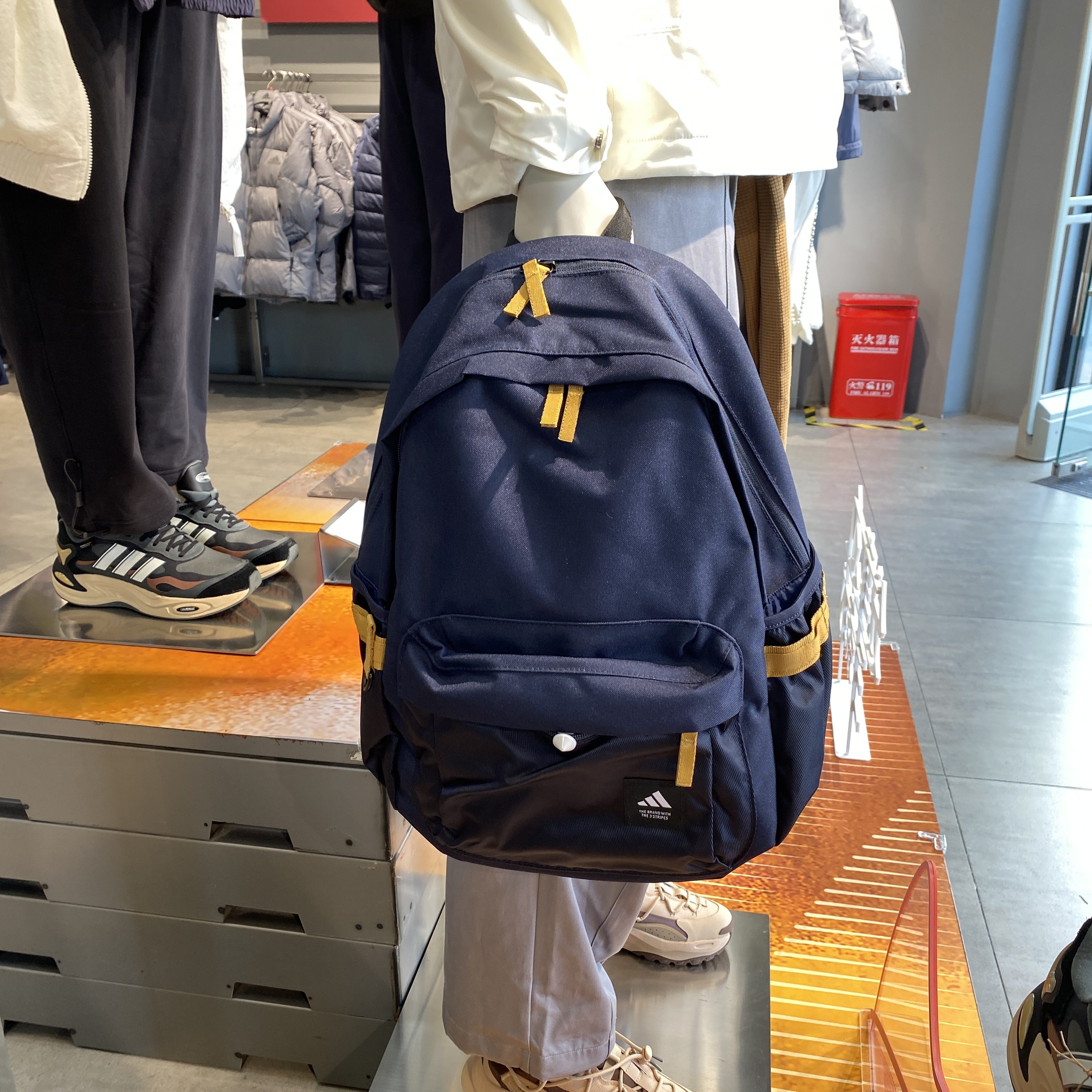 阿迪达斯学生书包运动休闲双肩包