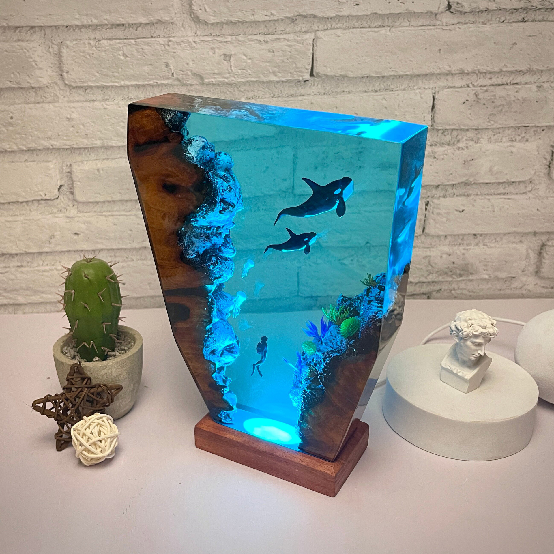 实木树脂海底世界景观虎鲸母子和潜水员水母小夜灯氛围灯摆件礼物