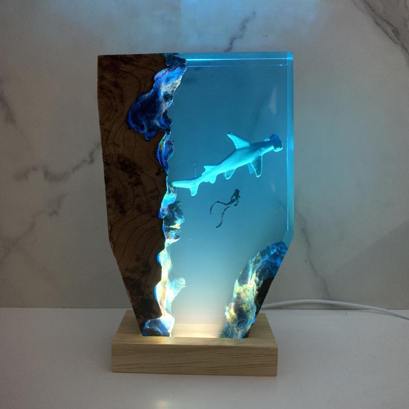 海底世界景观锤头鲨鱼和潜水员实木树脂小夜灯床头灯氛围灯摆件