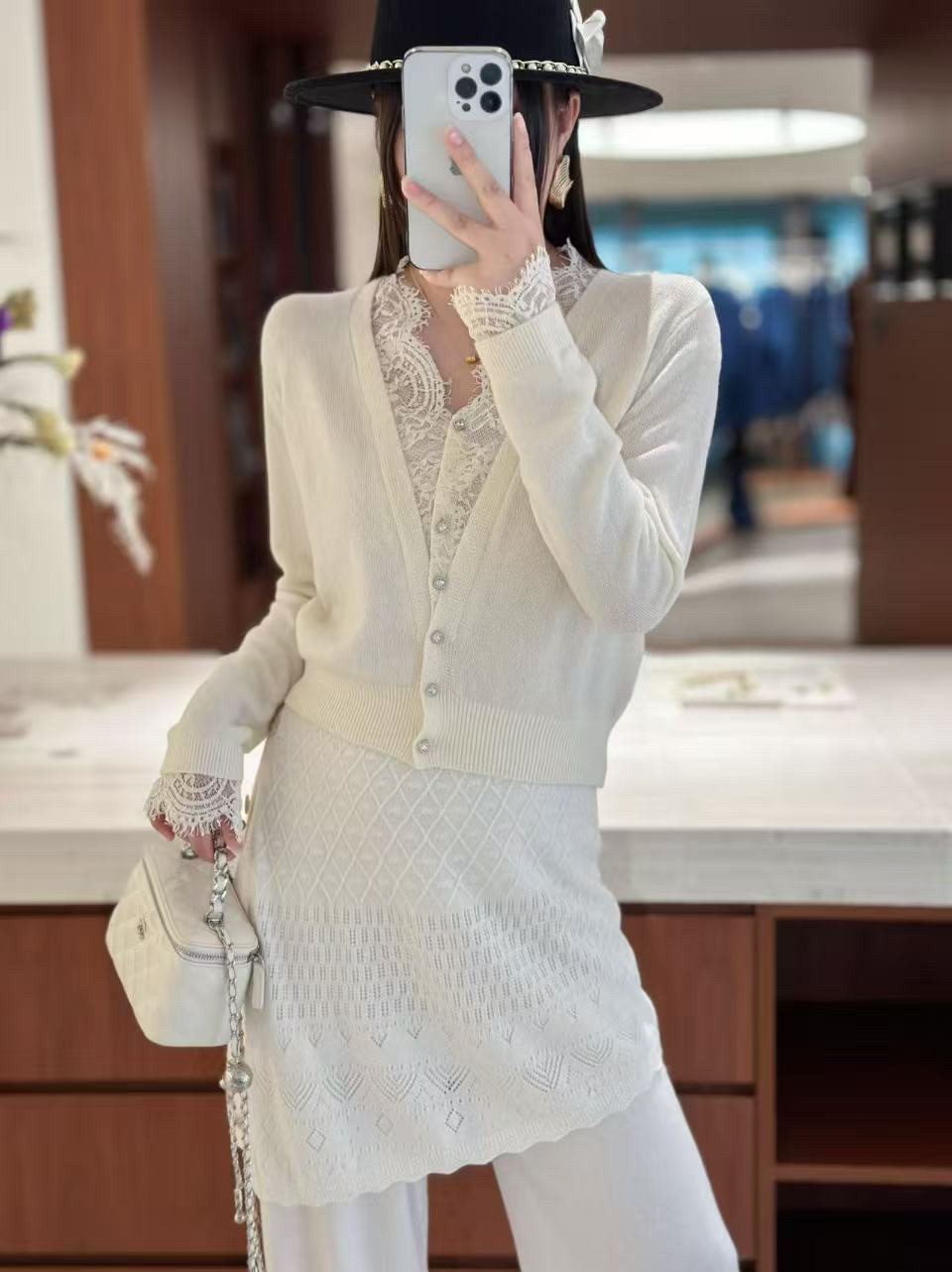 2026新款V领拼蕾丝长袖开衫显瘦女人味百搭羊毛衫女秋冬时尚款