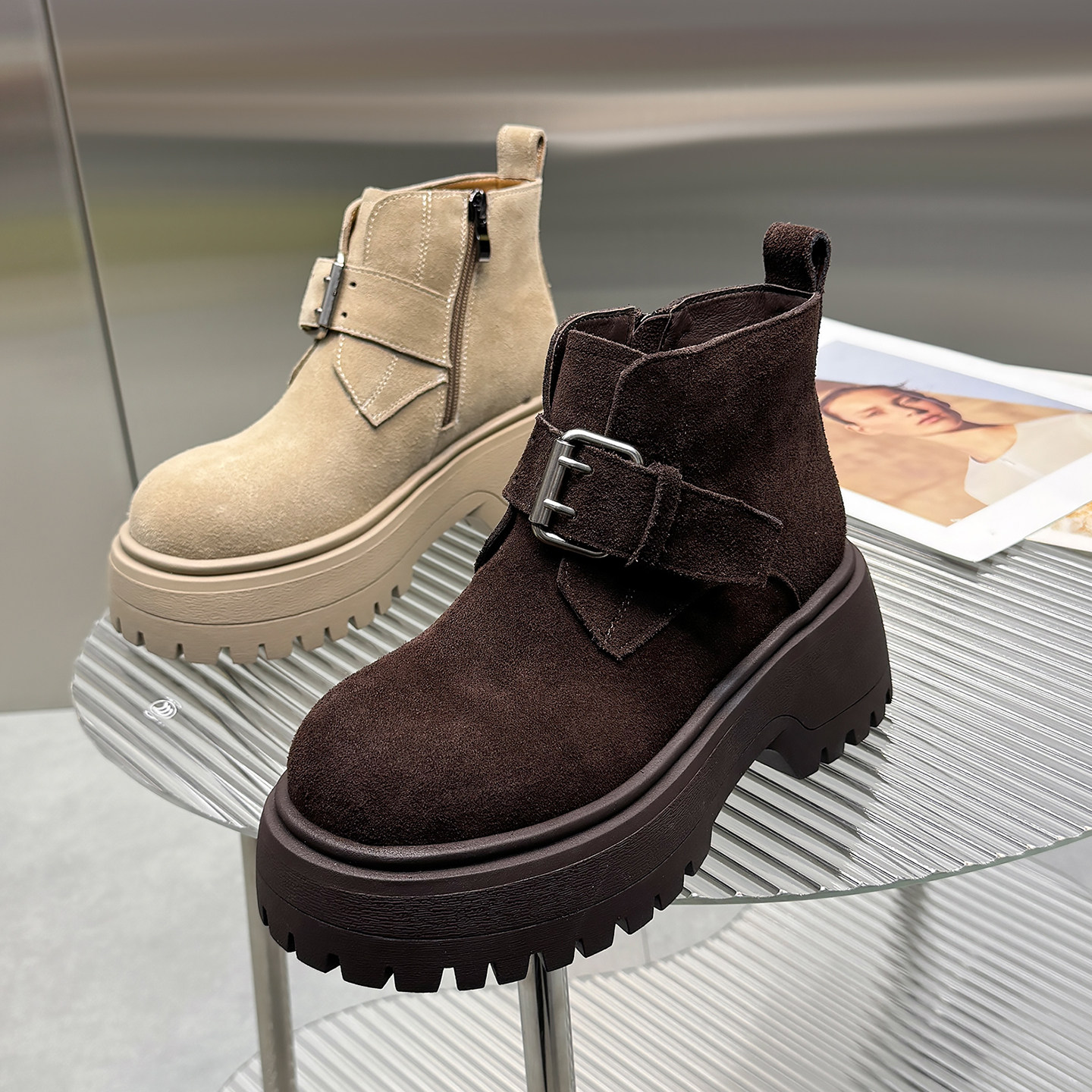 欧洲站皮带扣马丁靴女2025新款反绒皮厚底增高工装短靴真皮机车靴