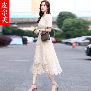蕾丝连衣裙女2026夏季新款时尚气质显瘦别致惊艳漂亮长款过膝裙子
