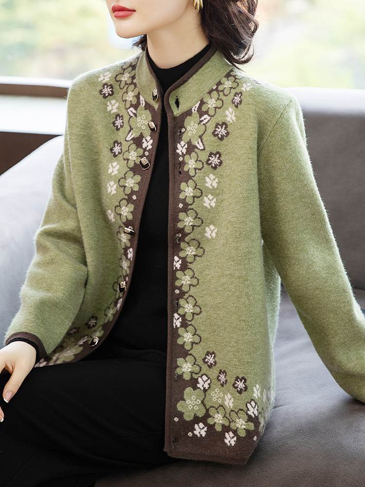 新款中年妈妈春装外套时尚洋气短款上衣中老年女春秋毛衣开衫50岁图片