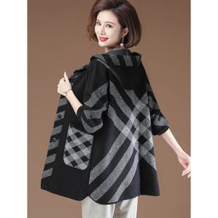 加肥加大码秋冬羊绒妈妈外套中长款时尚格子中老年女连帽风衣外搭