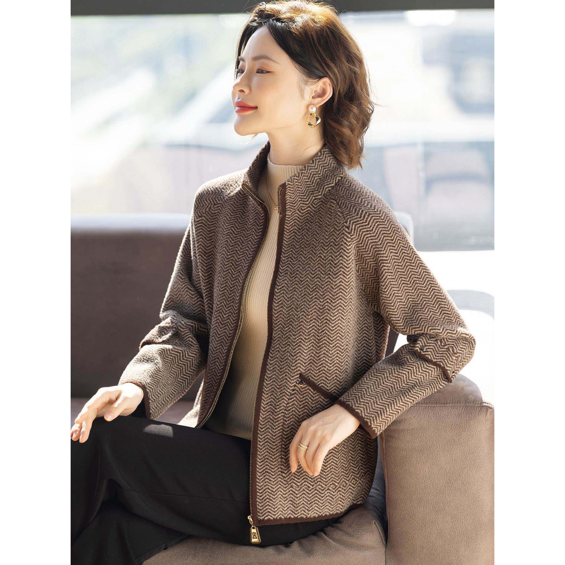 妈妈秋装外套2025新款洋气时尚休闲夹克中老年人妇女春秋季上衣服