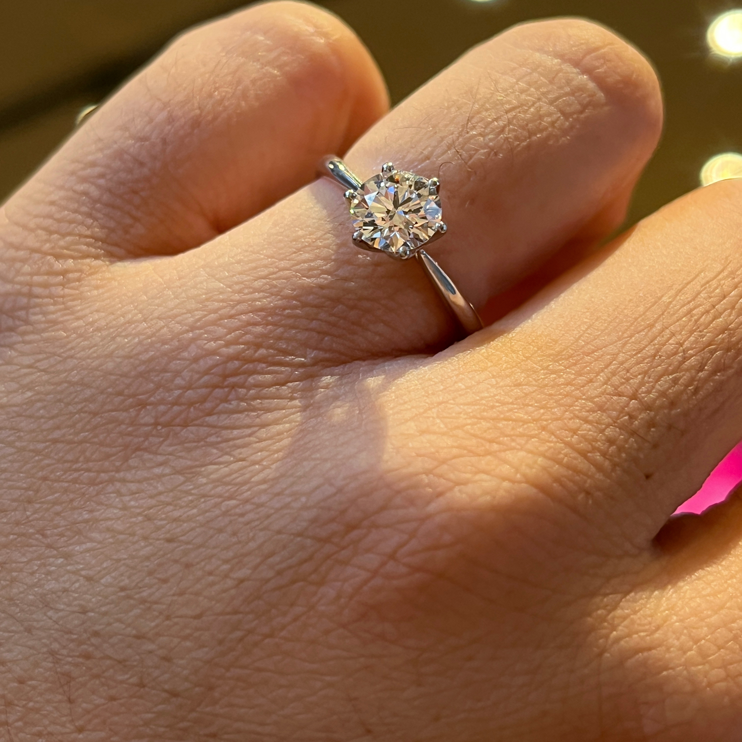 铂金Pt950培育钻石相拥六爪钻戒指礼物人工合成简约大气圆形