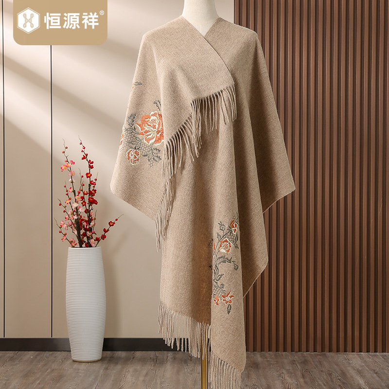 恒源祥秋冬羊毛披肩女士大红色牡丹花刺绣围巾流苏斗篷送妈妈披风