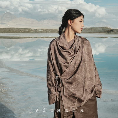 Vitatha番塔塔 「山木」新中式羊毛东方暗纹开襟系带荡领垂感衬衫