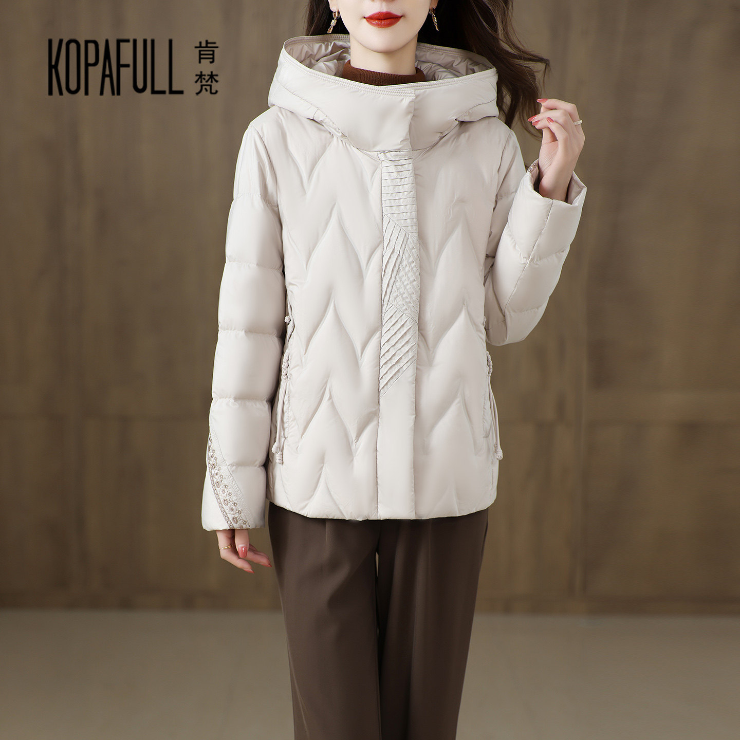 轻薄短款羽绒服女2025冬小个子妈妈装宽松连帽刺绣鹅绒服保暖外套,女装/女士精品,羽绒服,淘宝优惠券,粉丝福利购,淘宝优惠卷