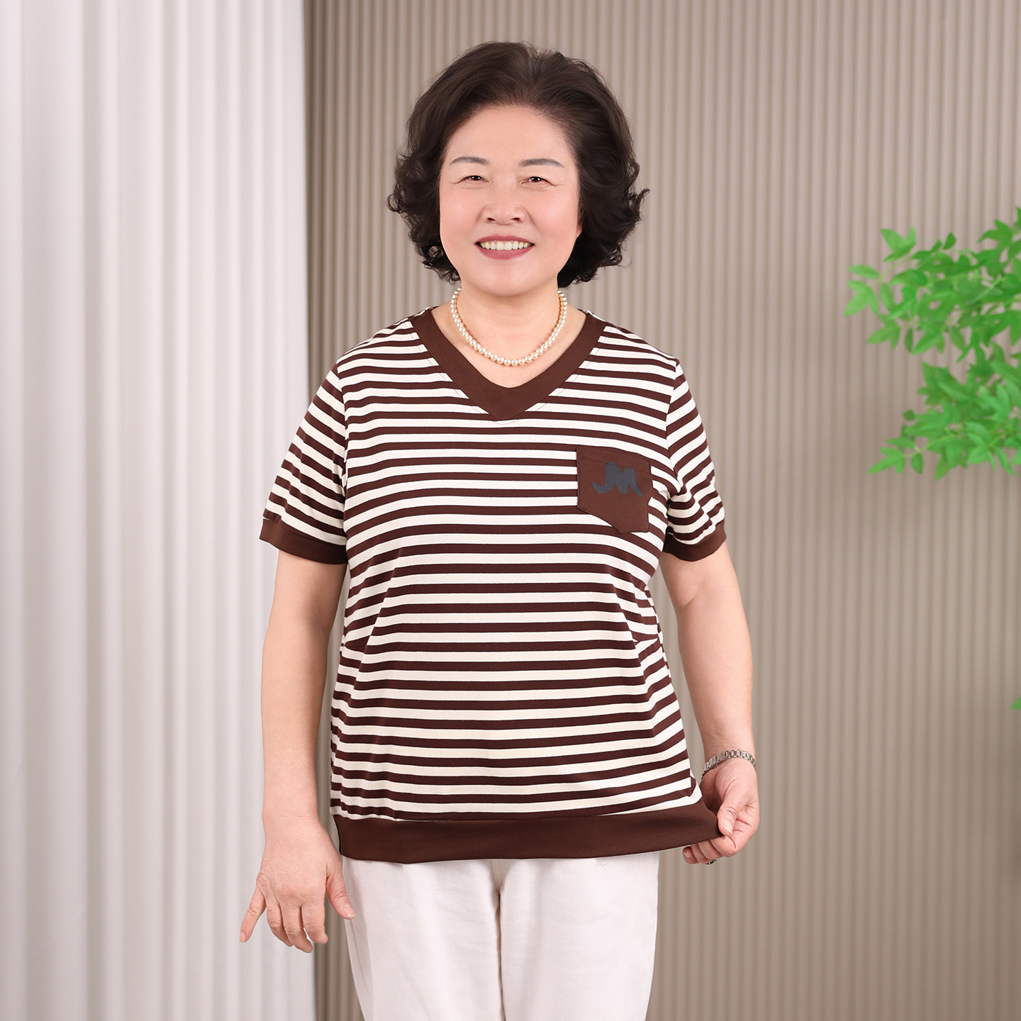 中老年妈妈咖啡色纯棉短袖t恤女夏季v领宽松条纹上衣遮肚遮肉汗衫