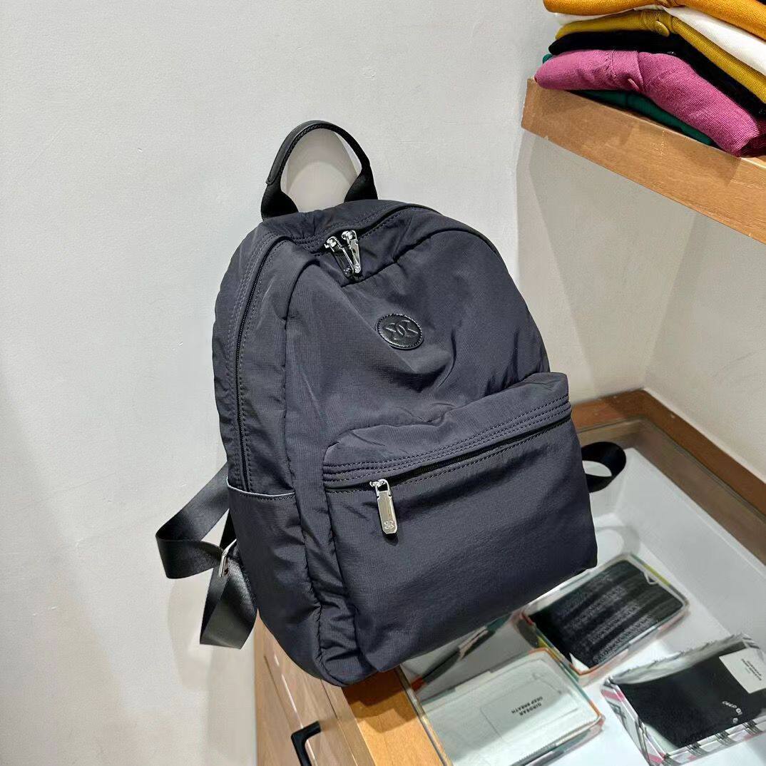 比奢大容量双肩包女轻便防水牛津布电脑背包休闲旅行高级感书包