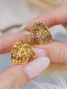 气质香槟色镶钻三角形耳钉简约大气高级感耳环秋冬新款新年耳饰潮