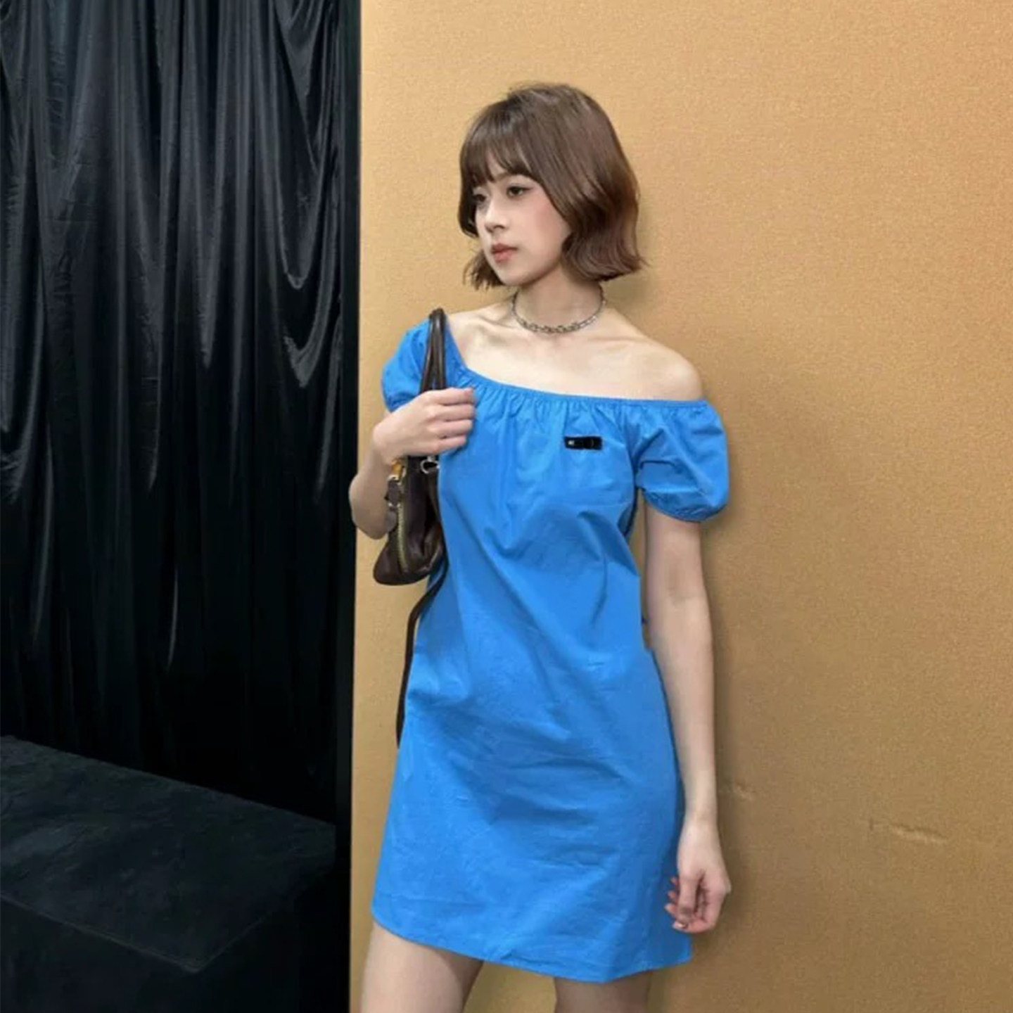 蓝色一字肩泡泡袖连衣裙女短袖短裙时尚减龄简约度假风辣妹抹胸裙