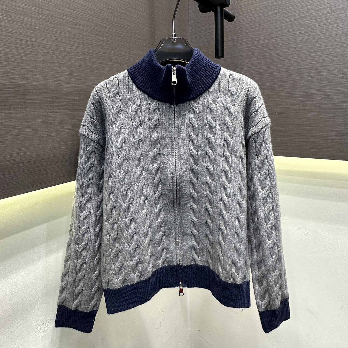 灰色高领拉链针织开衫女秋冬季小马麻花编织撞色领口袖口毛衣外套