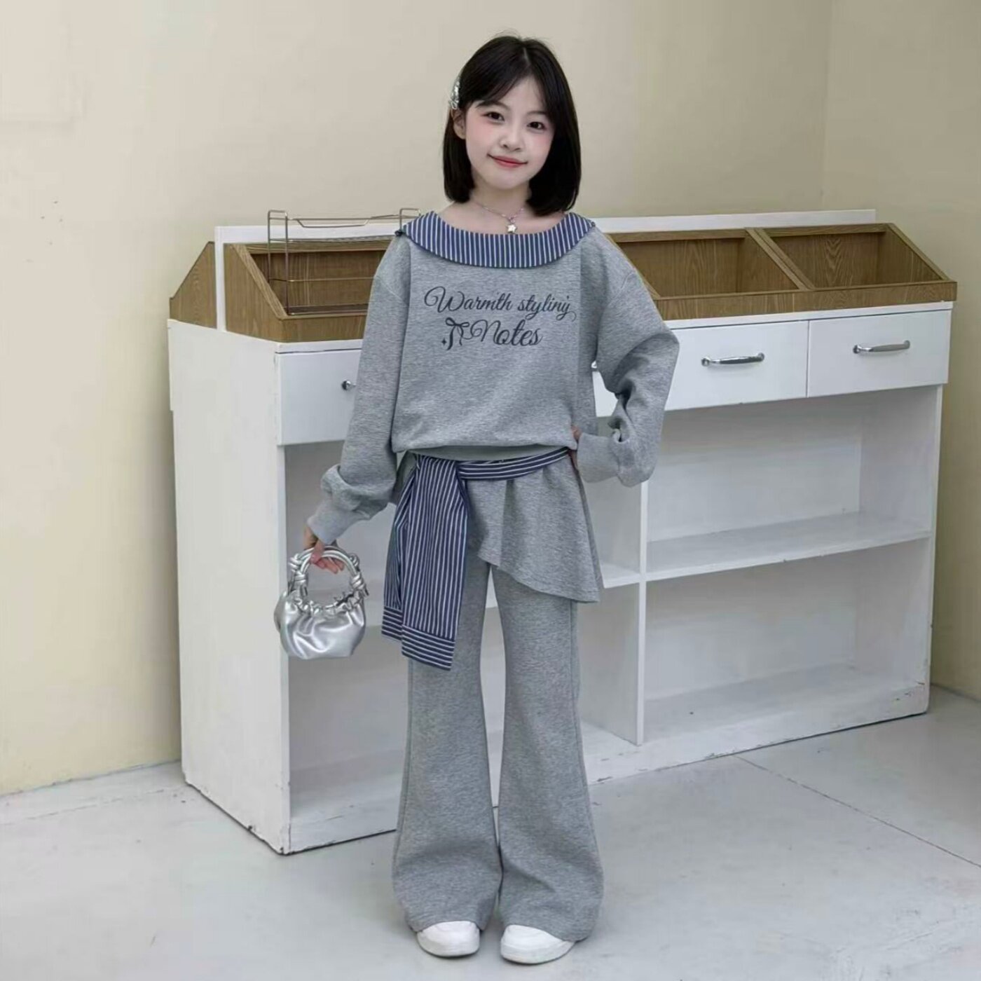 2026春秋套装女童蓝色条纹翻领斜肩字母印花上衣屁帘阔腿裤两件套图片