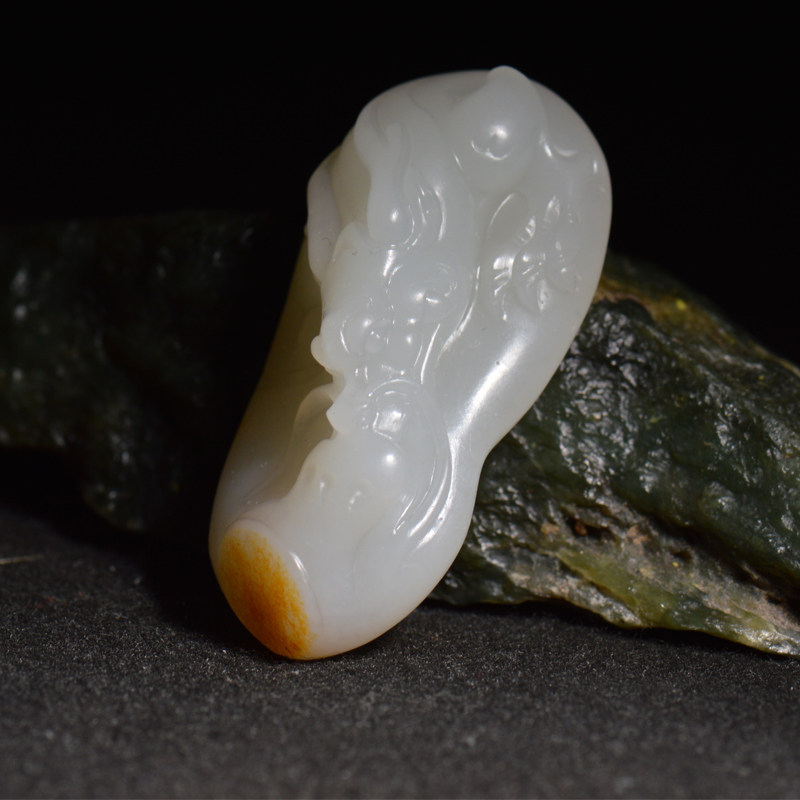 玉蝴蝶 新疆和田玉籽料龙牌挂件动物吊坠 苏工