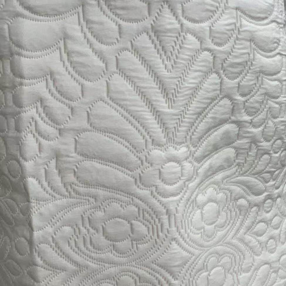 PL时装面料白色加棉刺绣绗缝面料