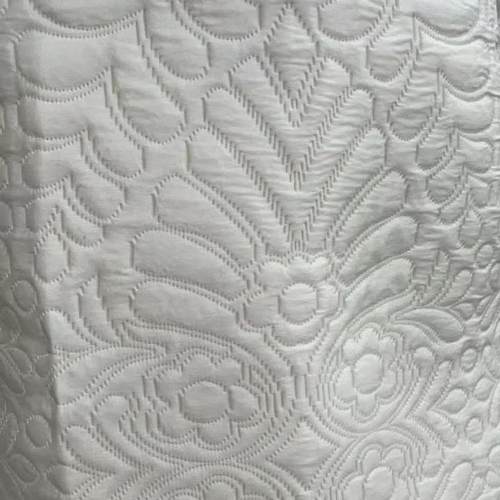 PL时装面料白色加棉刺绣绗缝面料