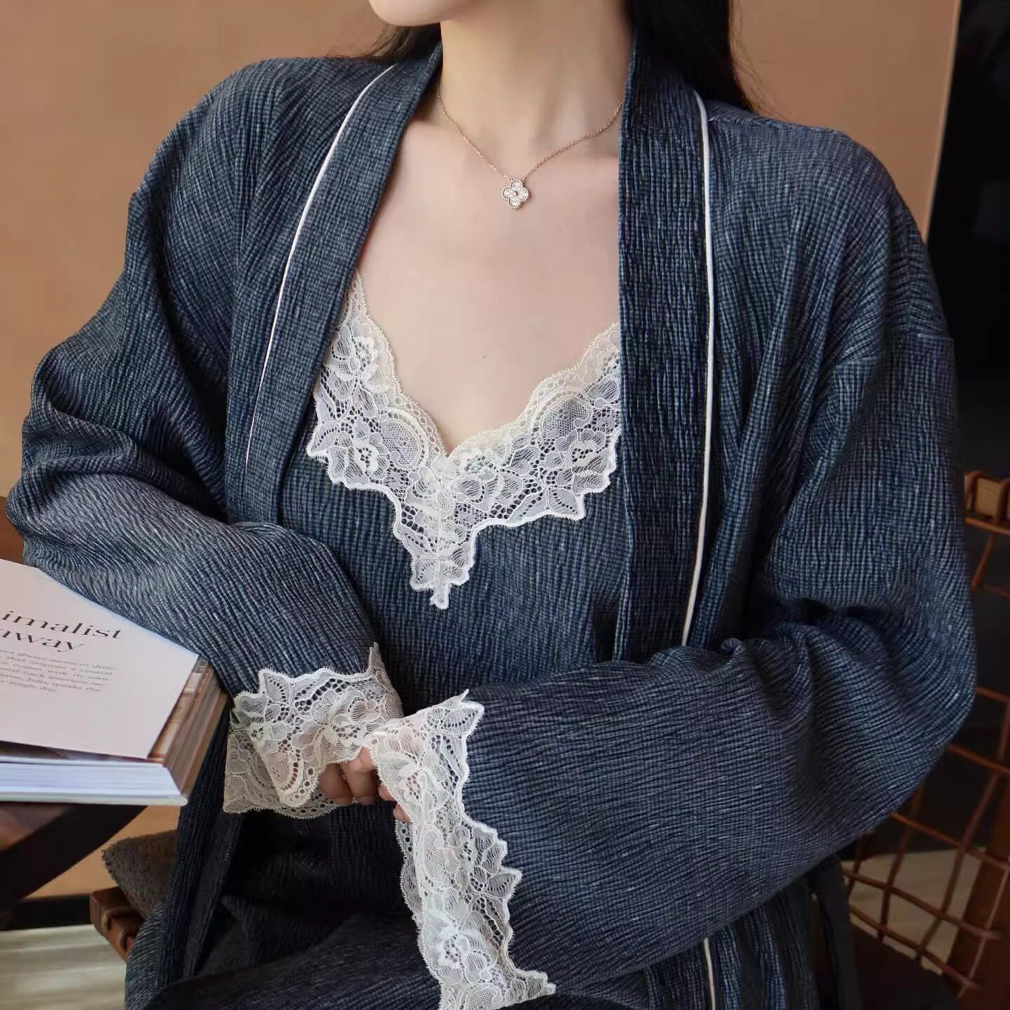 雍然褶皱绒复古灰睡衣2025冬薄绒三件套吊带睡袍长裤家居服实体店