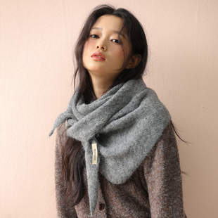 高级感纯色羊毛混纺三角围巾披肩女秋冬外搭针织护颈保暖围脖坎肩