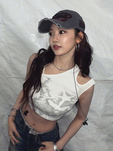 孙艺卓不对称辣妹背心上衣少女感