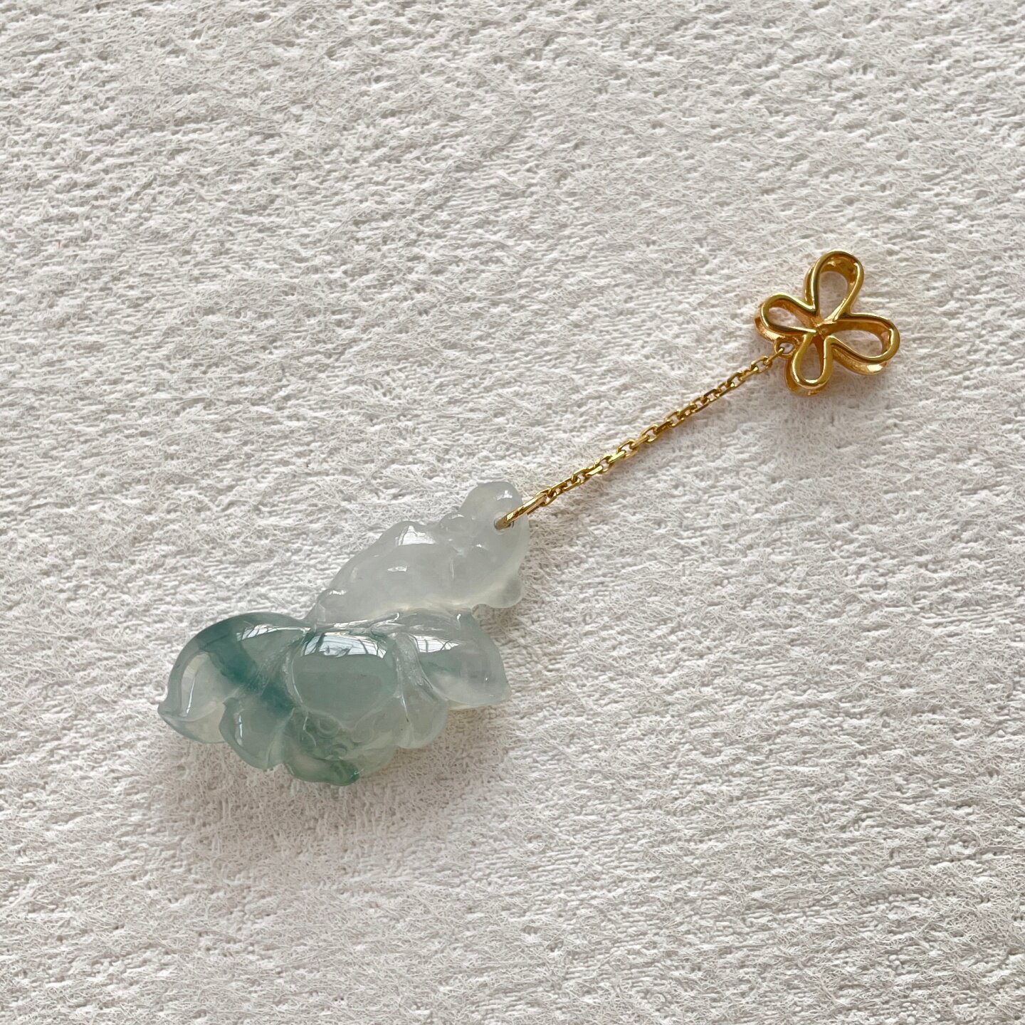 A货翡翠冰种飘花莲花18k金吊坠