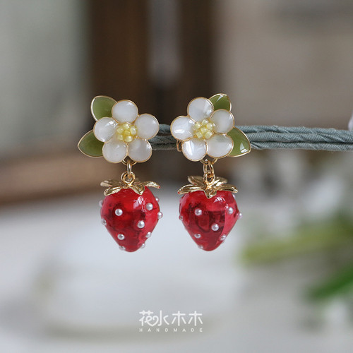 日系可爱草莓耳钉树脂女无独特
