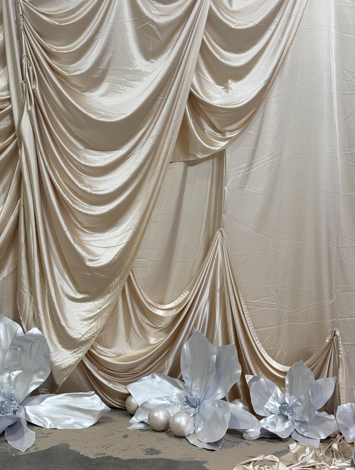 香槟色奶油色亮光水光布料甜品台桌布婚庆布置拍摄道具装置艺术展