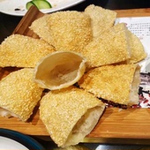 手工布袋包口袋饼夹馍饼芝麻空心烧饼速冻半成品油炸点心酒店面点