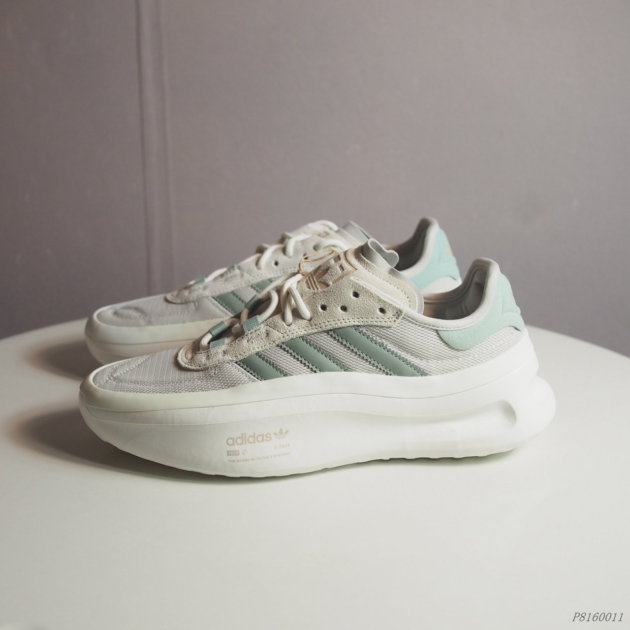 时尚造型厚底透气减震休闲鞋