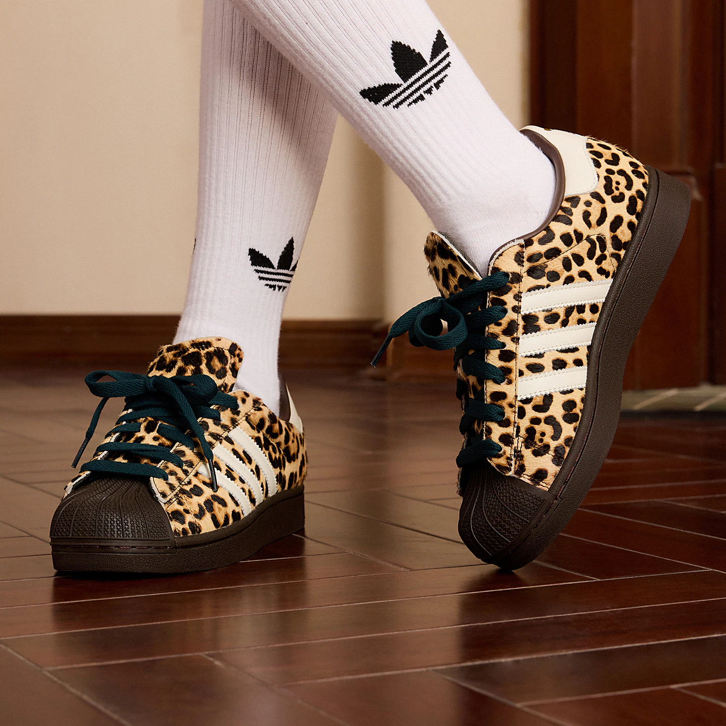 KI4203 35.5 �����adidas���ϴ�˹��Ů����Ь