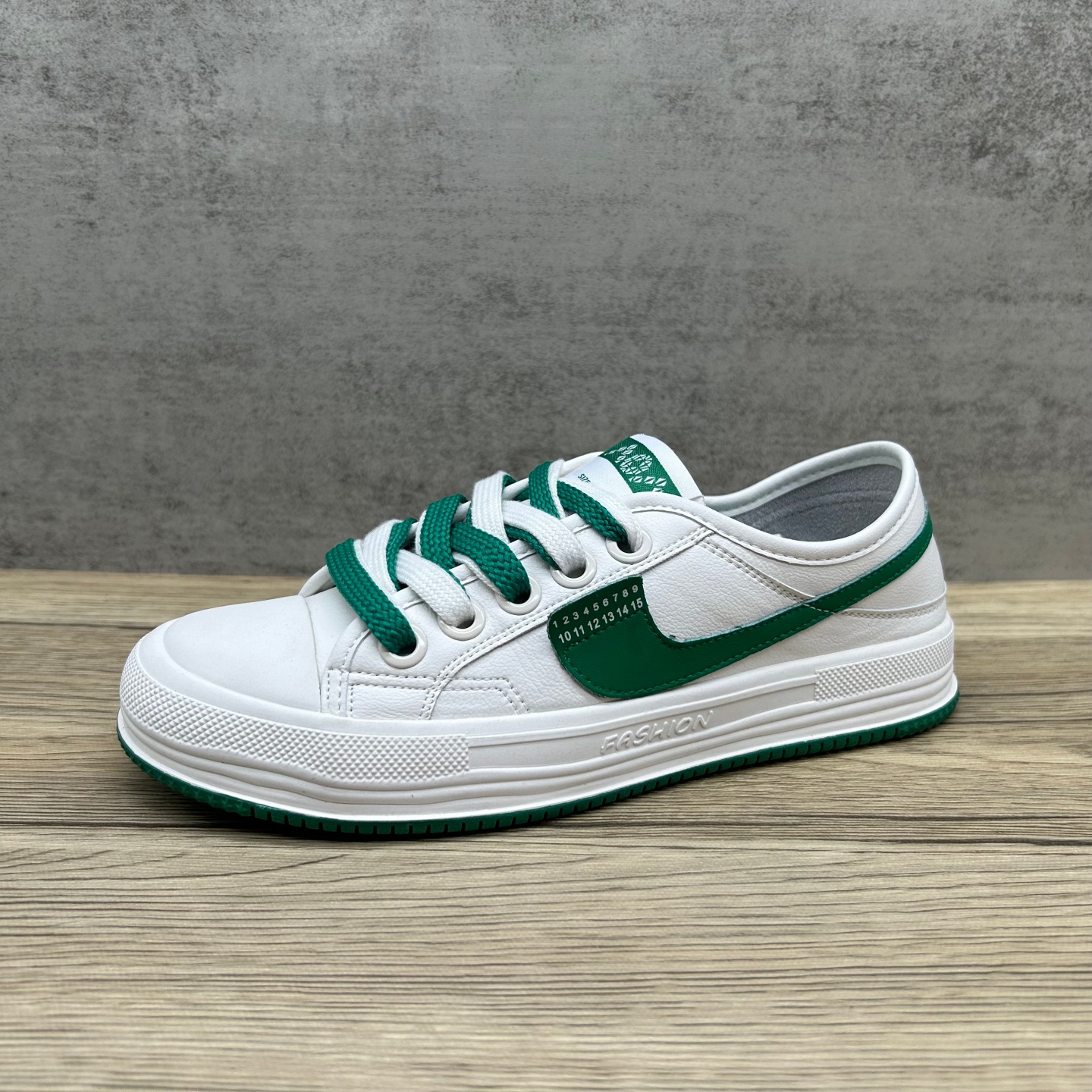 软底软面平底学生小白鞋板鞋