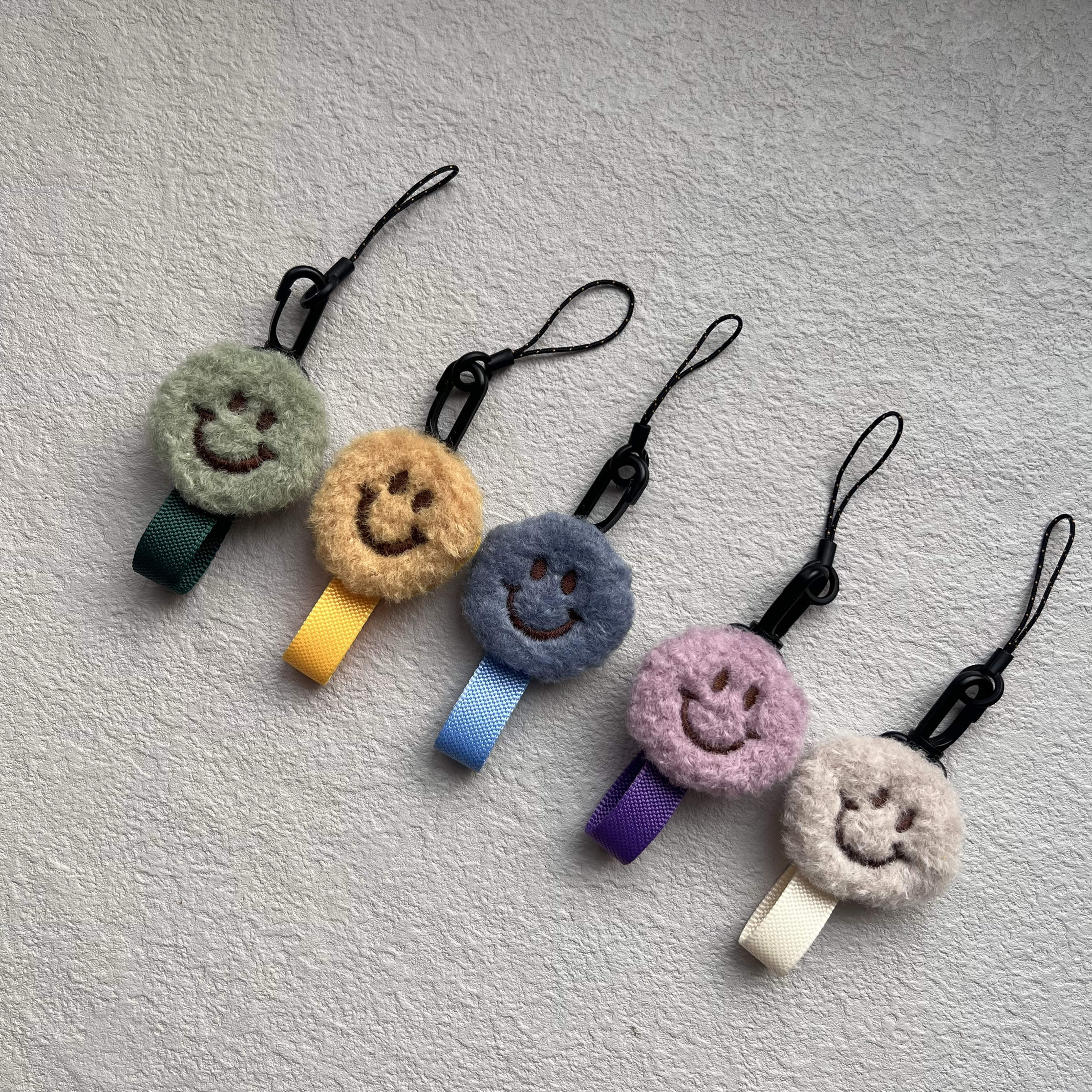 ins创意可爱毛绒笑脸手机壳挂件指环扣手指绳水杯u盘钥匙耳机挂饰