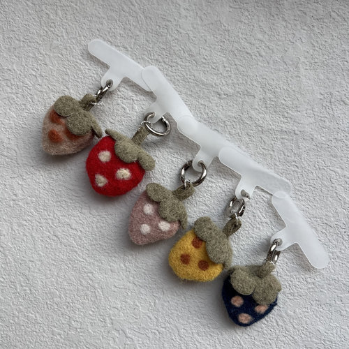 可爱毛绒草莓手机链挂件少女心包包钥匙扣礼物手机壳垫片卡片挂饰