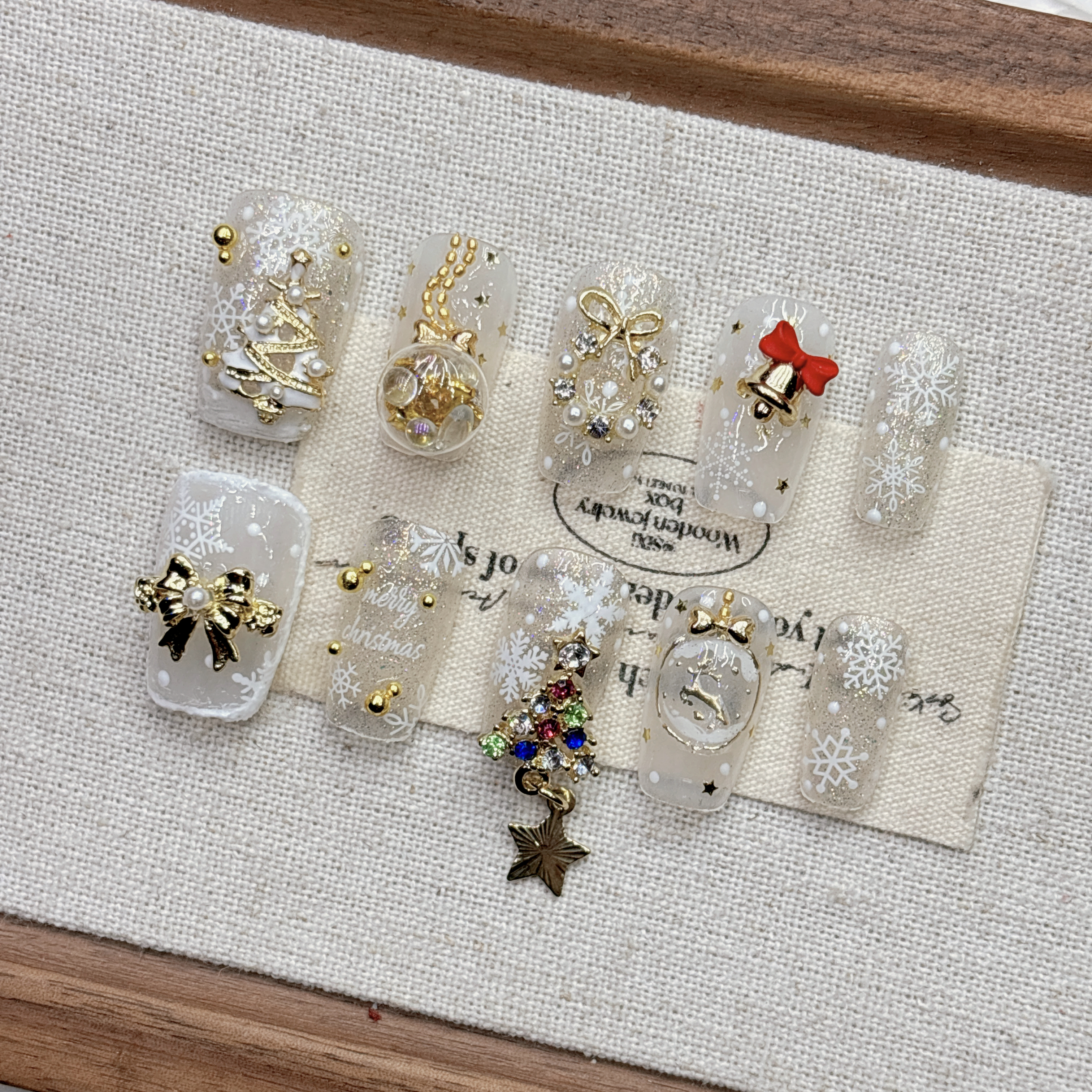 秋冬新品圣诞节纯手工穿戴甲轻奢显白美甲2025新年短款小红书同款