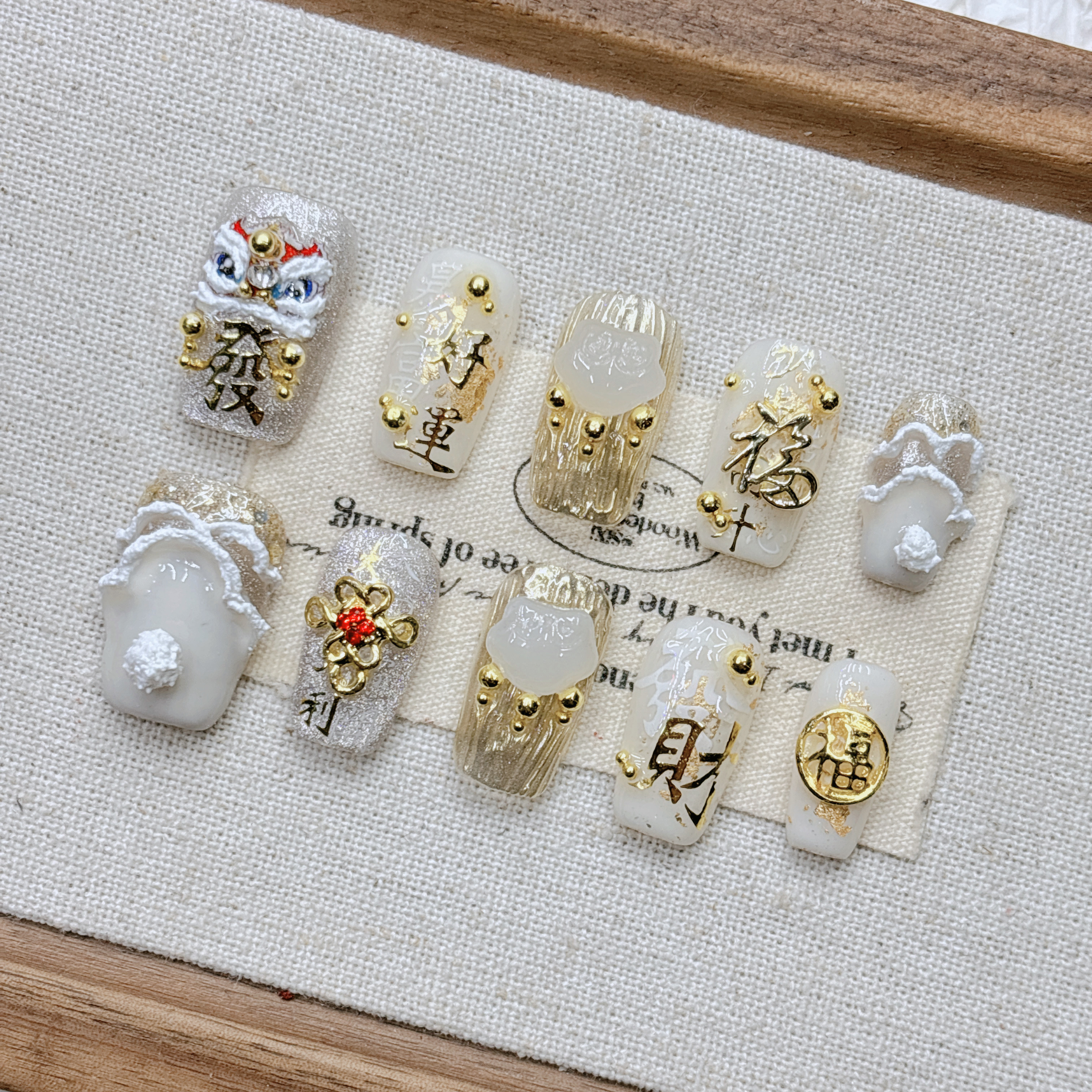 玉雪金狮纳财迎福2026新年款纯手工穿戴甲立体浮雕国风短款杏仁甲,彩妆/香水/美妆工具,穿戴甲/甲片,淘宝优惠券,粉丝福利购,淘宝优惠卷