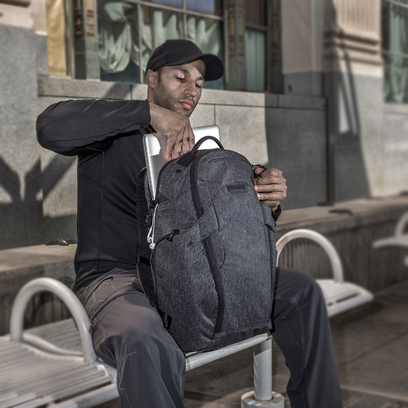 城市灰人概念战术通勤双肩背包
