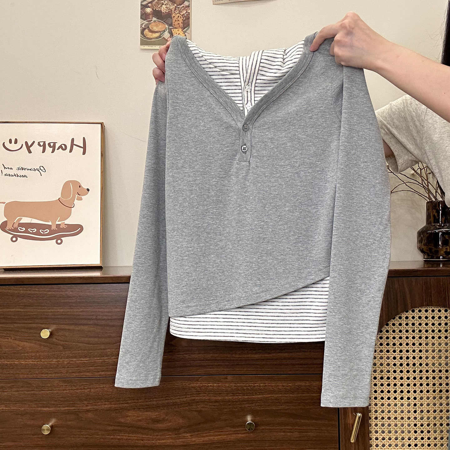 条纹拼接假两件灰色连帽长袖T恤