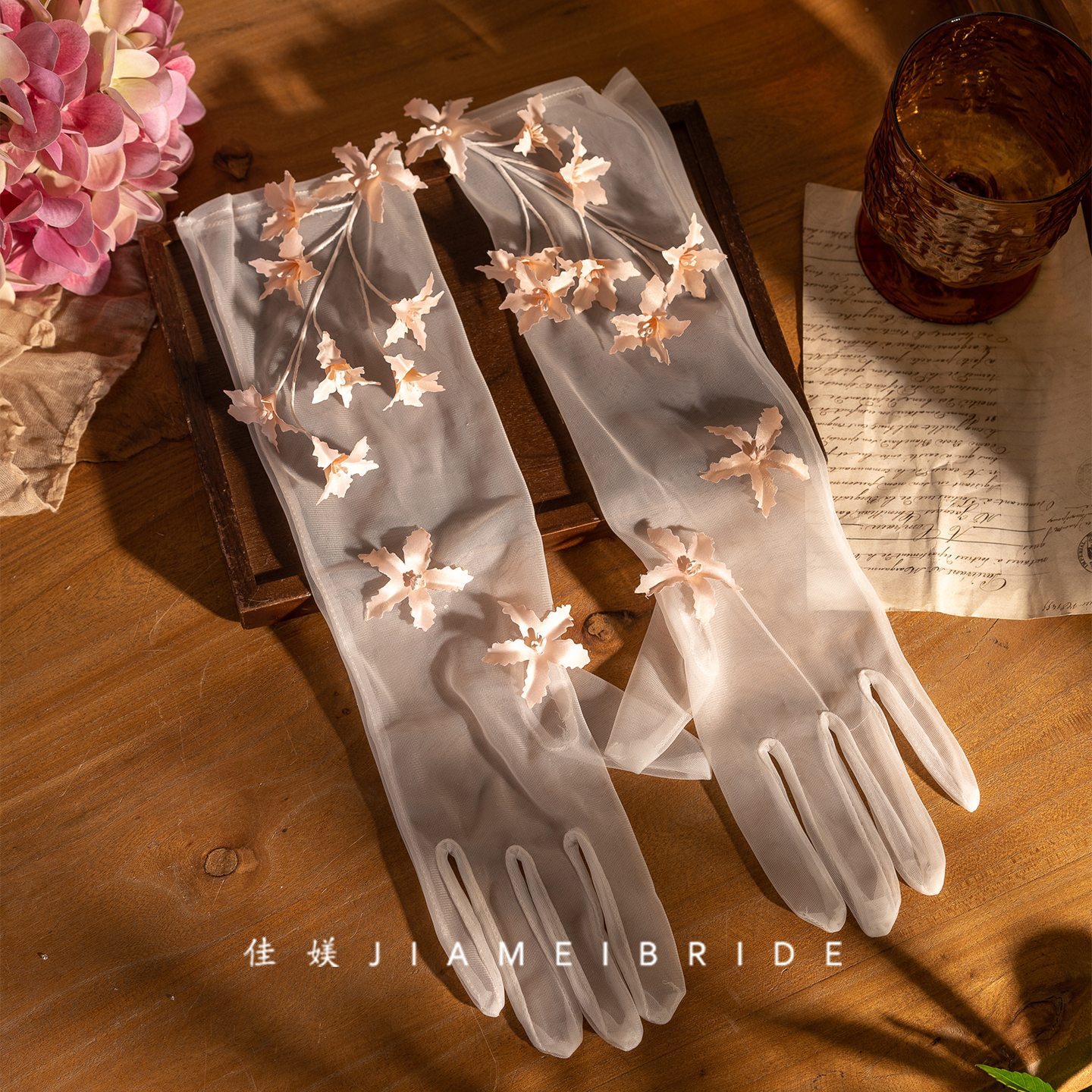 新款粉色仙气羽毛花朵蝴蝶结飘带对夹婚纱礼服在逃公主手套配饰