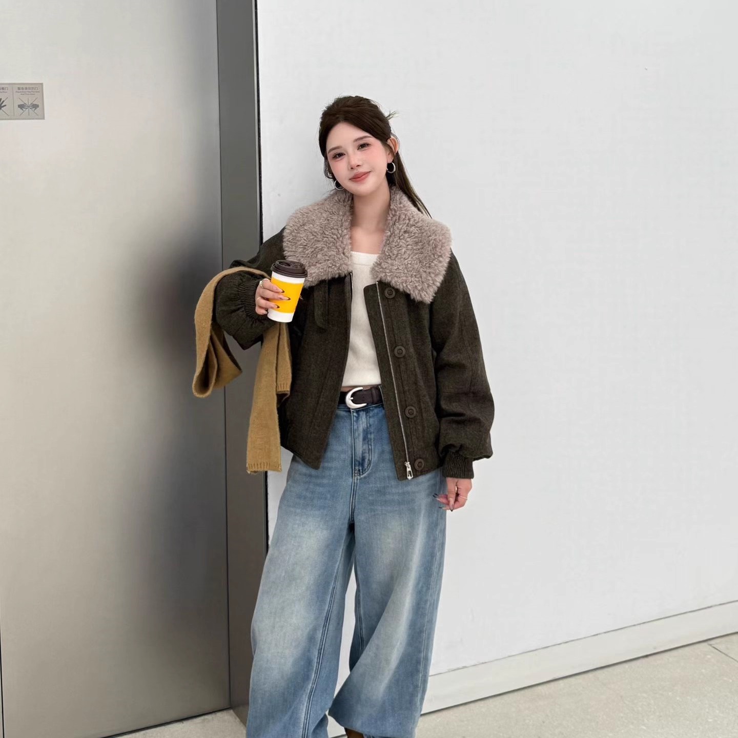 羊羔毛翻领内胆白鸭绒羊毛短外套