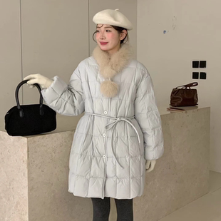 中长款圆领设计感方格收腰羽绒服女2025年冬季貉子毛围脖气质外套