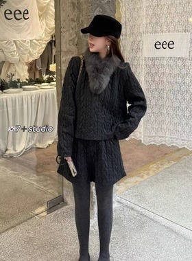 灰色慵懒风氛围感狐狸毛围脖复古麻花外套+松紧腰短裤一整套穿搭