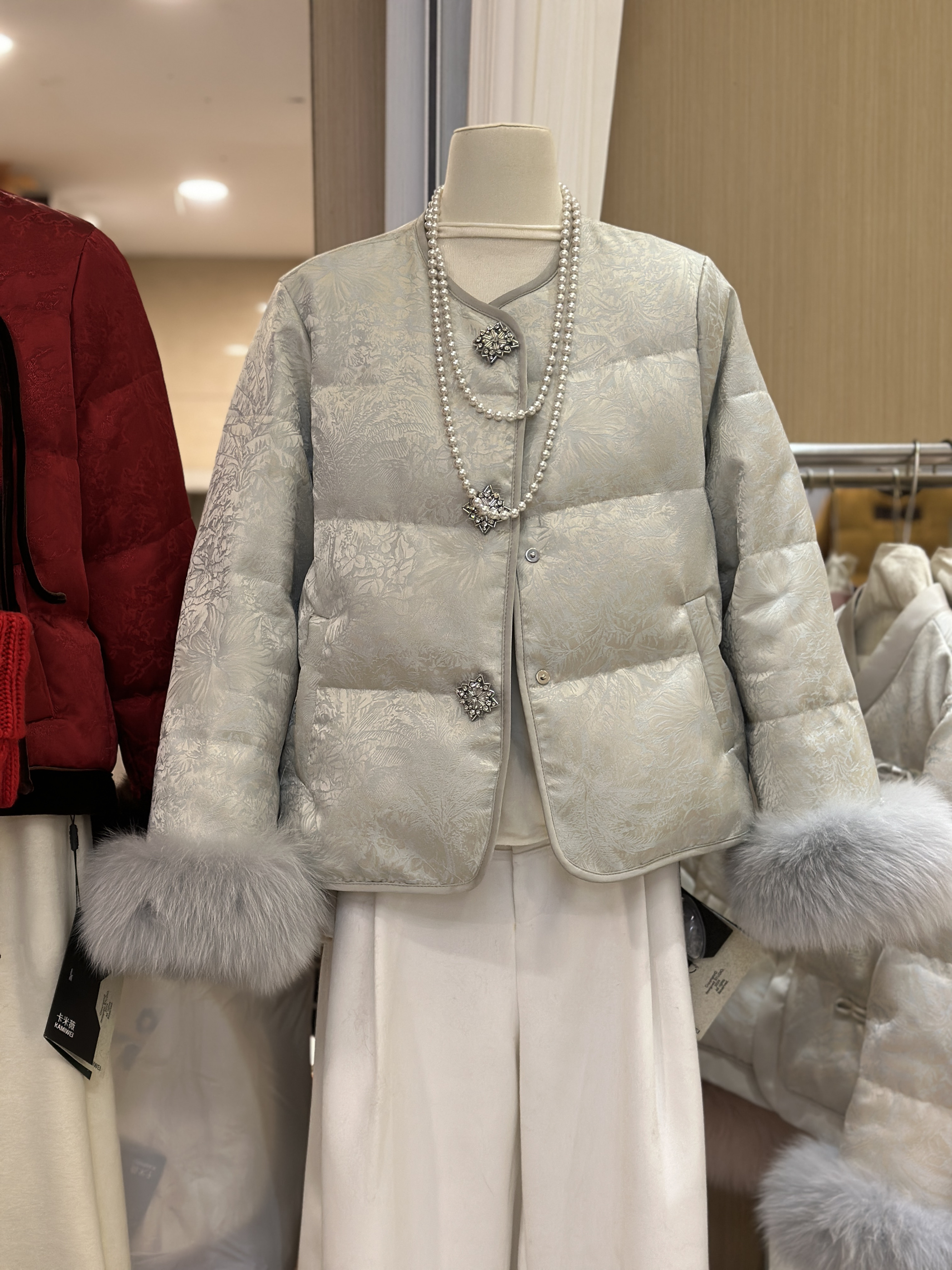 新年红高级感狐狸毛提花羽绒服