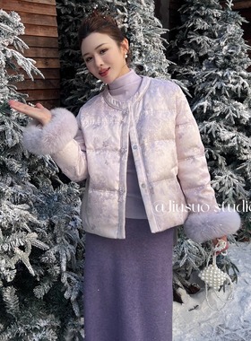 新中式圆领钻扣轻奢羽绒服女冬季名媛风90白鸭绒狐狸毛提花短外套