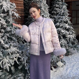 新中式圆领钻扣轻奢羽绒服女冬季名媛风90白鸭绒狐狸毛提花短外套