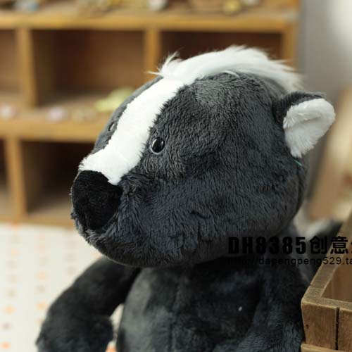 毛绒玩具臭鼬丑萌公仔居家装饰